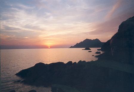 (` `ؤ couché du soleil sur la mer  ش `)